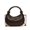 Bolso de media luna marrón oscuro en cuero liso con elegante cadena dorada al hombro - Marrón