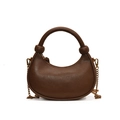 Bolso de media luna marrón oscuro minimalista con asa y cadena dorada en fondo blanco - Marrón