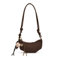 Sac hobo croissant café foncé minimaliste avec finition mate et pendentifs décoratifs - Café (avec Pendentif)