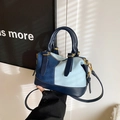 Bolso de mano patchwork de mezclilla bicolor con ribetes de cuero azul y herrajes dorados - Azul claro