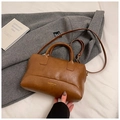 Sac Boston marron avec texture cuir plissé et bandoulière réglable sur des draps blancs - Brun Sans Pendentif