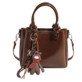 Sac seau marron foncé en cuir huilé avec anses rondes et pendentif petit ours - Brun Avec Pendentif Ours