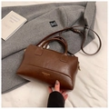 Gros plan détaillé du sac Boston marron vintage avec lettrage doré et texture fine - Brun Sans Pendentif