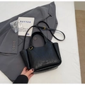 Retro schwarze Bucket-Bag aus Faltenleder mit Tragegriffen und verstellbarem Gurt - Schwarz ohne Anhänger