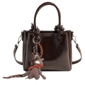 Sac seau en cuir huilé café foncé avec poignées, bandoulière et charm de lapin gris - Café Avec Pendentif Ours