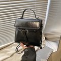 Minimalistische schwarze Handtasche aus glänzendem Kunstleder mit Tragegriff und Riemen - Schwarz