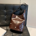 Secchiello marrone scuro lucido con borchie argentate e tracolla regolabile - Marrone