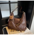 Hobo-Tasche aus dunkelbraunem Wildleder mit Plüschbär-Anhänger und Streifenschal - Mit Anhänger / Braun
