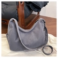 Detalle de la textura del bolso tote de pana gris y correa de hombro ancha - Talla única / Gris