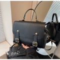 Détail du sac à dos vintage en cuir noir avec boucles dorées et bretelles réglables - Noir