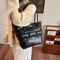 Große schwarze glänzende Shopper-Tasche mit drei Vordertaschen und Metalldrehverschlüssen - 30x12x30cm / Schwarz