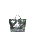 Glänzende Camouflage-Tragetasche mit Hochglanz-Finish und weißem TOTE BAG-Schriftzug - Camouflage