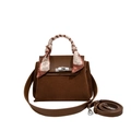 Dettaglio borsa Kelly in pelle scamosciata marrone con manico avvolto in seta e chiusura argento - Marrone