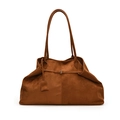 Bolso tote de ante marrón con correas largas y colgante decorativo en fondo blanco - Marrón