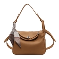 Braune Handtasche aus Litschi-Leder mit silbernem Verschluss und Seidentuch - Aprikose