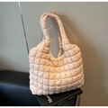 Detalle del bolso shopper acolchado rosa claro con textura de burbujas y espacio - Rosa