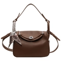 Dunkelbraune Handtasche aus Leder mit Litschimaserung und dekorativem Seidenschal - Kaffeebraun