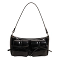 Borsa a spalla in pelle PU nera lucida con fiocchi decorativi e finiture in argento - Nero