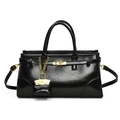 Klassische schwarze glänzende Tragetasche aus Leder mit Goldschloss und Mini-Anhänger - Schwarz Mit Mini-Taschenanhänger