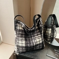 Grote retro hobo tas met zwart-wit geruit patroon en stijlvolle zwarte lederen riemen - Zwart