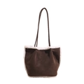 Borsa tote in ecopelle scamosciata marrone con bordi in peluche bianco per l'inverno - Marrone