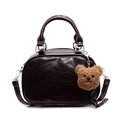 Dunkelbraune Retro-Boston-Tasche aus Ölwachs-Leder mit süßem Teddybär-Anhänger - Braun