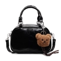Schwarze Retro-Handtasche aus Kunstleder mit süßem braunem Bärenanhänger - Schwarz