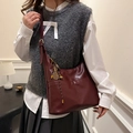 Grand sac hobo bordeaux foncé avec breloque raquette pour un style chic au quotidien - Avec Pendentif / Bordeaux