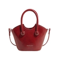 Dunkelrote handtasche in muschelform aus glänzendem PU-leder mit kugeldetails - Rot