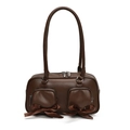 Braune Schultertasche aus Leder mit schicken Fronttaschen und dekorativen Schleifen - Braun