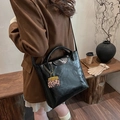 Glanzende zwarte shopper met luipaard hanger en gouden ketting aan de schouderriem - Zwart (met hanger)