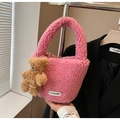 Détail d'un sac seau en peluche rose avec breloque d'ours et cordon de serrage - Rose Rouge (Avec Porte-clés)