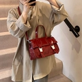 Vintage rote Schultertasche aus Lackleder mit Silberschnallen und Klappverschluss - Rot