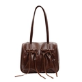 Borsa a spalla vintage marrone scuro con pieghe, coulisse a fiocco e due tasche frontali - Marrone