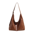 Bolso hobo moderno en marrón oscuro con textura de cuero y logo blanco impreso - Marrón