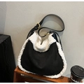 Minimalistische schwarze Wildleder-Schultertasche mit weißem Kunstpelzbesatz und Goldbeschlag - Schwarz