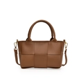 Dunkelbraune geflochtene Handtasche mit Griff und abnehmbarem Gurt im minimalistischen Design - Braun