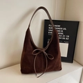 Dunkelbraune Wildleder-Hobo-Tasche mit dekorativer Schleife und Ledergriff - Dunkelkaffee