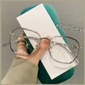 Eleganti occhiali TR90 con montatura quadrata grigio freddo e dettaglio catena in metallo - C2-Grigio Freddo