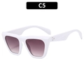 Occhiali da sole cat-eye oversize bianchi con lenti sfumate e decorazioni con rivetti - C5-Montatura Bianca Lenti Grigio Sfumato