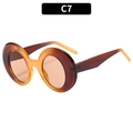 Moderne runde Damen-Sonnenbrille mit dicken bernsteinfarbenen Rahmen und getönten Gläsern - C7-Verlauf Tee Rahmen Helle Tee Gläser