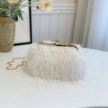 Elegante bolso de mano de plumas de pavo blancas con marco dorado y cadena de perlas - Blanco Roto