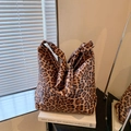 Vintage-Einkaufstasche mit Leopardenmuster und Knotendetail am Riemen für den Alltag - Brauner Leopard