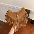 Braune Wildleder Umhängetasche im Boho-Stil mit langen Fransen und Gold-Details - Braun (Lederschnalle)