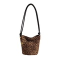 Bucket bag van canvas met luipaardprint, zwarte riem en gouden bloemhanger - Zwart