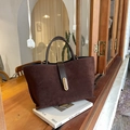 Bolso tote de ante marrón oscuro con correas de cuero y herrajes dorados - Marrón