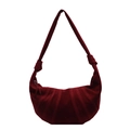 Borsa a mezzaluna in camoscio bordeaux con cuciture a vista e nodo decorativo sulla tracolla - Rosso Vino Grande