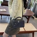 Dunkelgraue rechteckige Box-Tasche mit Silbernieten und Doppelreißverschluss am Model - PU / Schwarz