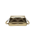 Bolso bandolera metalizado dorado con remaches de estrellas sobre fondo blanco - Dorado