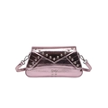 Bolso bandolera de cuero metálico rosa con remaches plateados y un estilo punk - Rosa